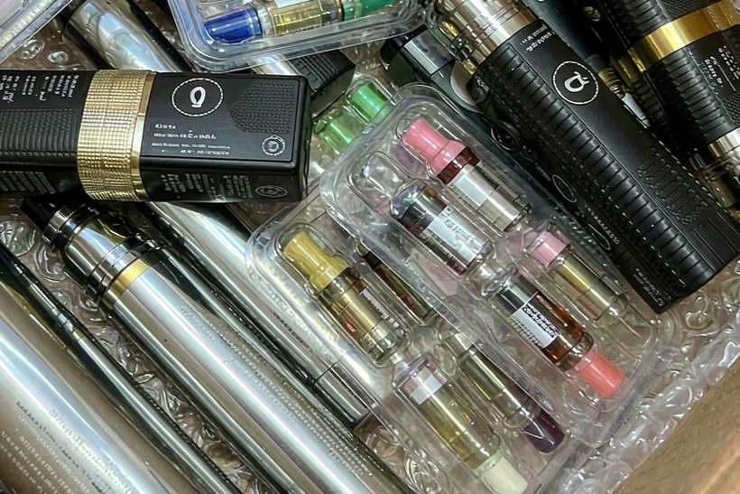 Restocking Elektronna Ya Sisgareta in Athens — container load