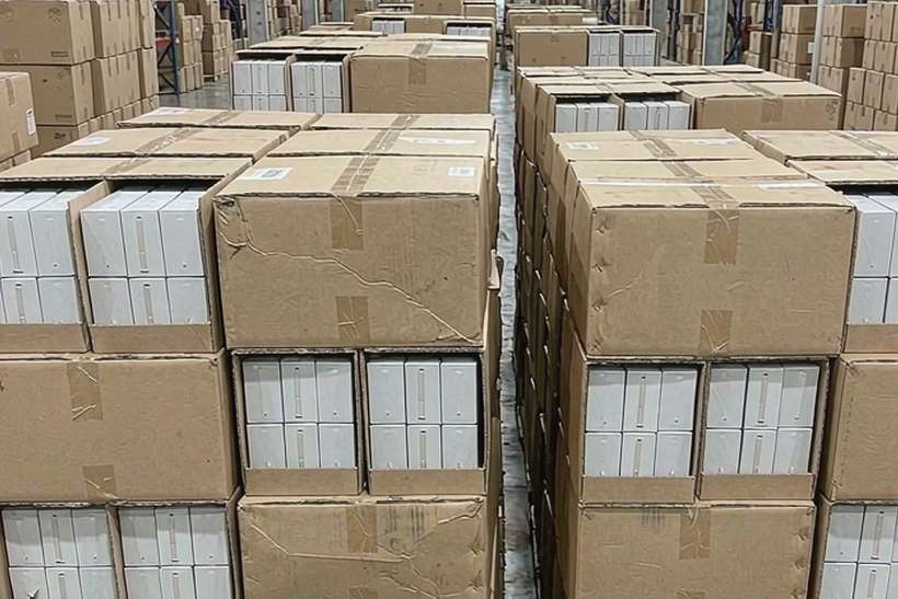 Restocking Elektronna Ya Sisgareta in Athens — small parcel