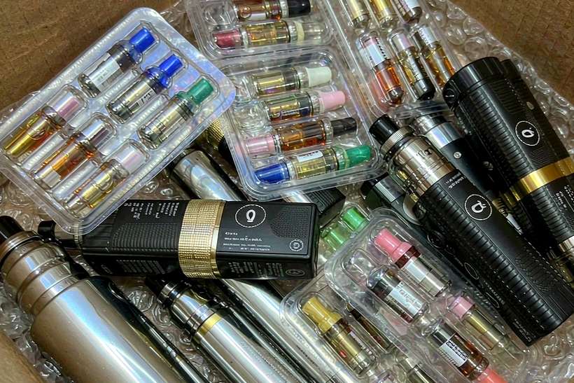 Restocking Elektronna Ya Sisgareta products in Athens — small parcel