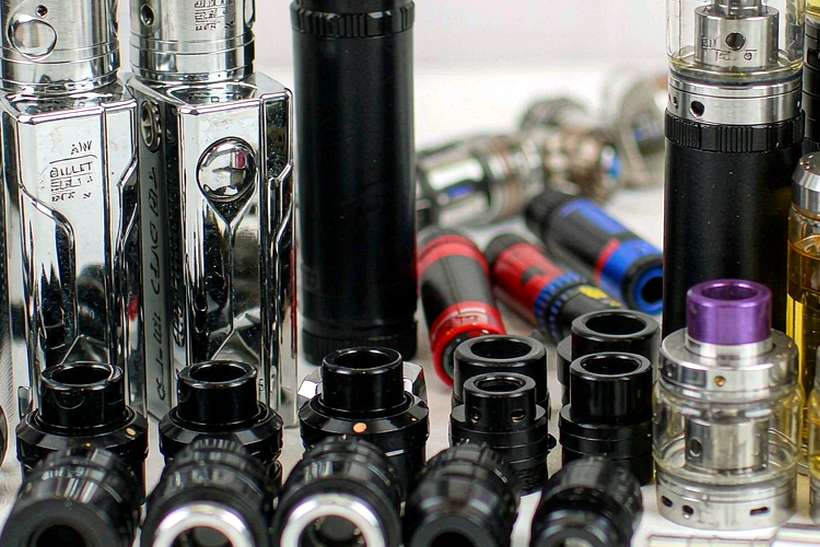 Restocking Elektronna Ya Sisgareta tanks — container load