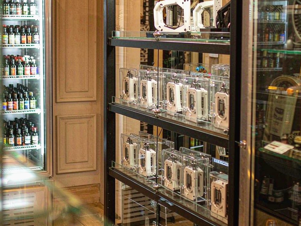 Sourcing Report on Elektronna Ya Sisgareta products in Athens — budget tier